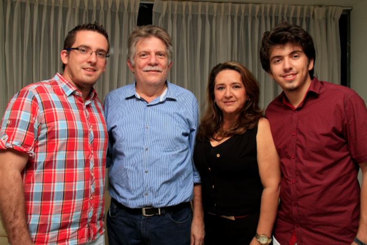 El periodista con su familia: Gustavo Mendoza Ramírez (izquierda), Germán Mendoza Diago, su esposa Martha Ramírez de Mendoza, y Santiago Mendoza. Zenia Valdelamar-El Universal