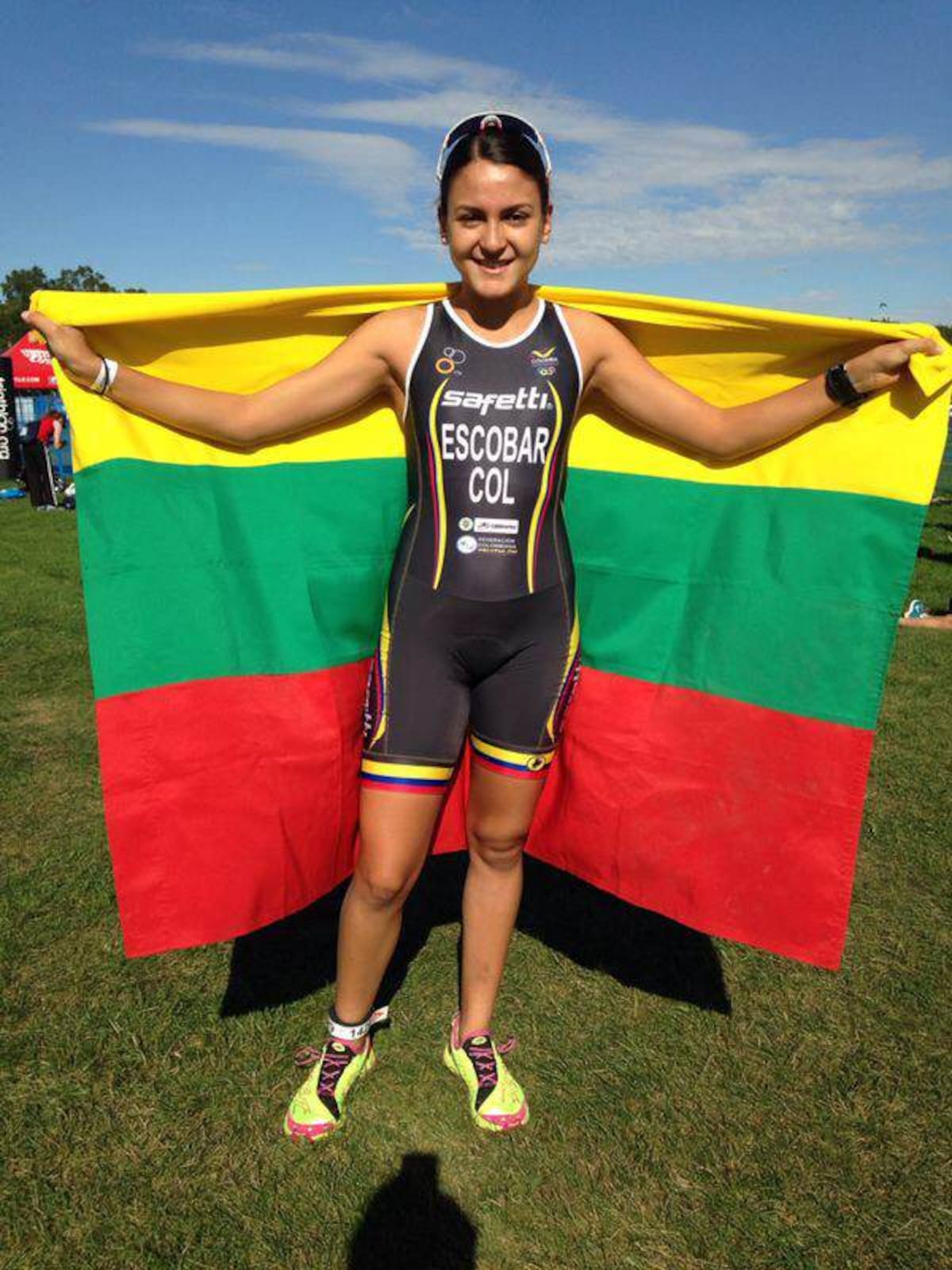 Manuela Escobar, con la bandera de Bolívar. La deportista tuvo un gran desempeñó y ocupó el séptimo puesto en el Mundial de Triatlón CORTESÍA