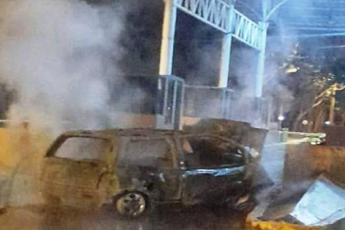Policía murió calcinado al chocar su carro contra caseta de peaje