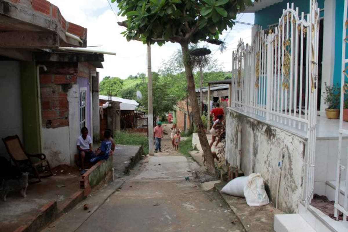 Como pueden, algunos vecinos pavimentan los frentes de sus casas. foto luis eduardo herrán.