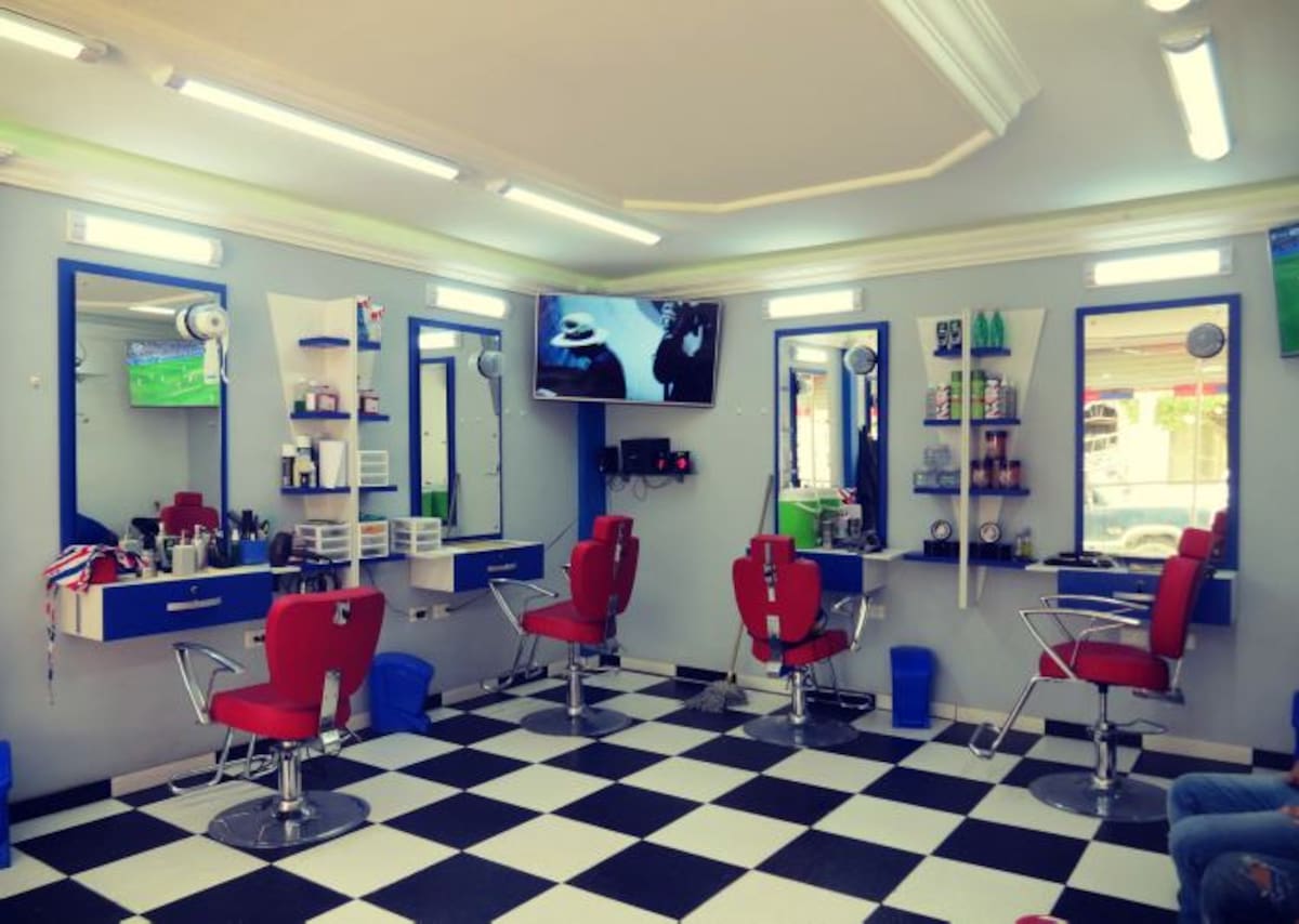 Barbería Urbana De Cartagena. “Intentamos siempre crear un espacio con armonía que acoja a todos los clientes para que se vayan satisfechos con el trabajo que realizamos”, Carlos Gómez, administrador. SHARIK ESTRADA