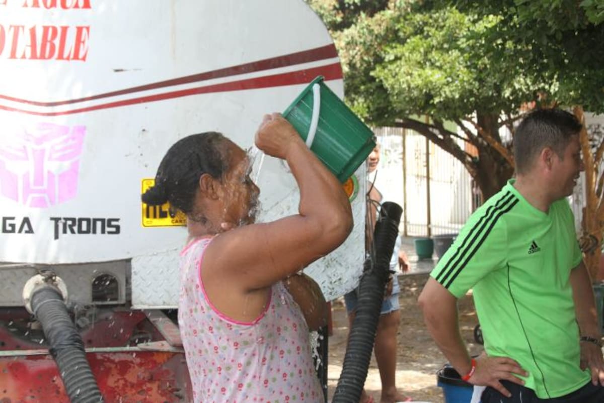 Los habitantes de varios barrios de la zona norte de Cartagena denuncian no tener servicio de acueducto desde ayer. Aguas de Cartagena envía carrotanques a los sectores afectados. Jairo A. Cárdenas A.
