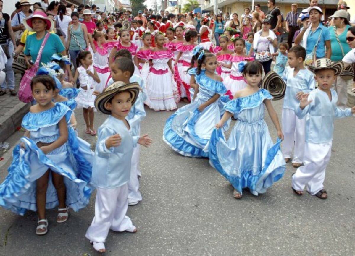 La Institución Educativa Comfasucre participó con 30 parejas de niños y niñas en el desfile.