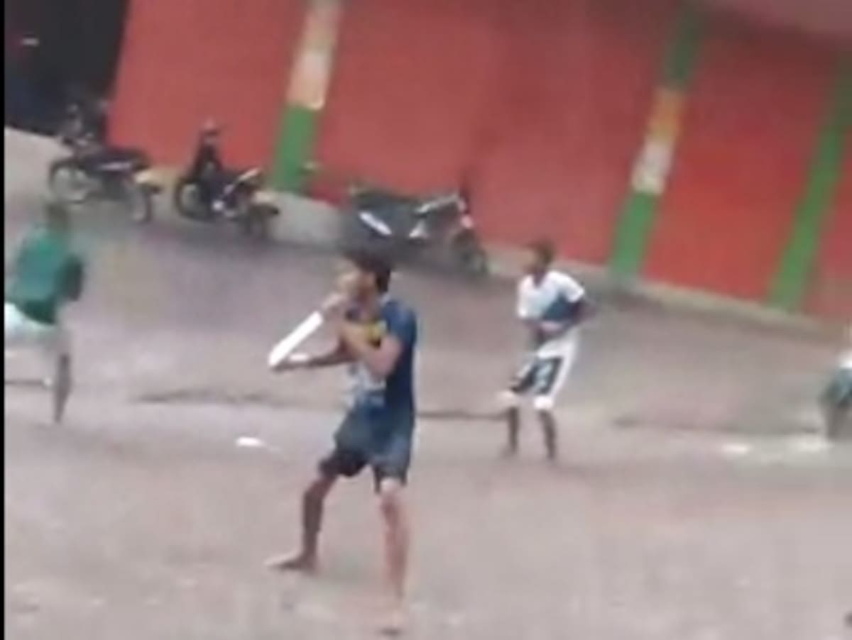 Residentes del barrio El Carmelo afirman que las peleas son recurrentes en este sector. Foto: Tomada de video