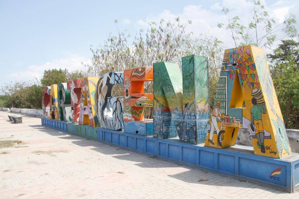 Letras de la Perimetral, cada día más vandalizadas