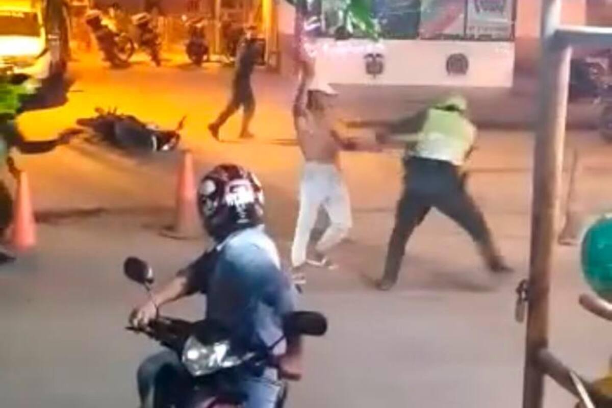 Video: hombre agrede con machete a policía, en Los Campanos