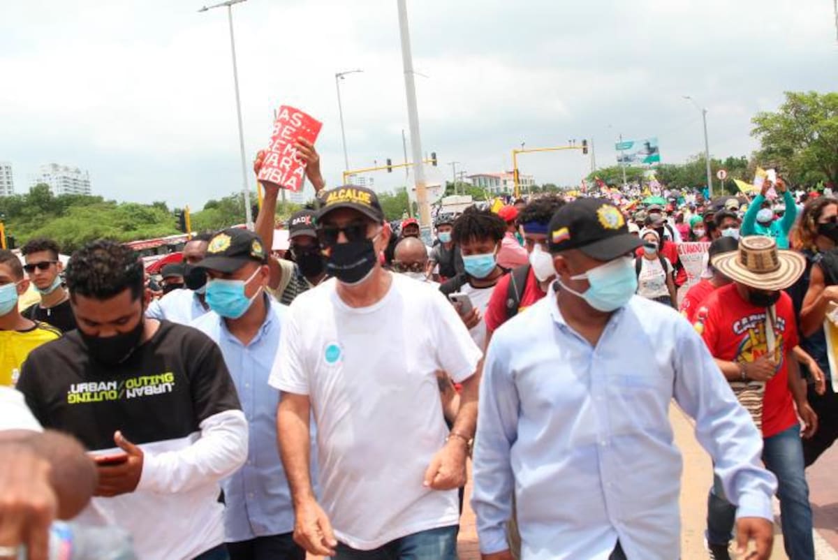 El alcalde Dau acompañó la marcha desde el Malll Plaza hasta la Alcaldía. //Foto: óscar díaz - EU
