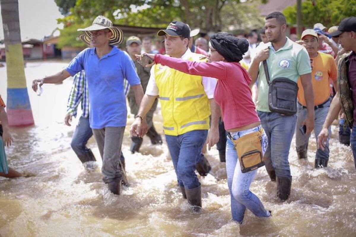 El gobernador de Bolívar, Dumek Turbay Paz y el alcalde de Altos del Rosario, Jacinto Rodríguez, recorrieron la zona afectada y de inmediato se dispuso de maquinaria y de ayudas humanitarias para atender la emergencia y a los damnificados. Cortesía