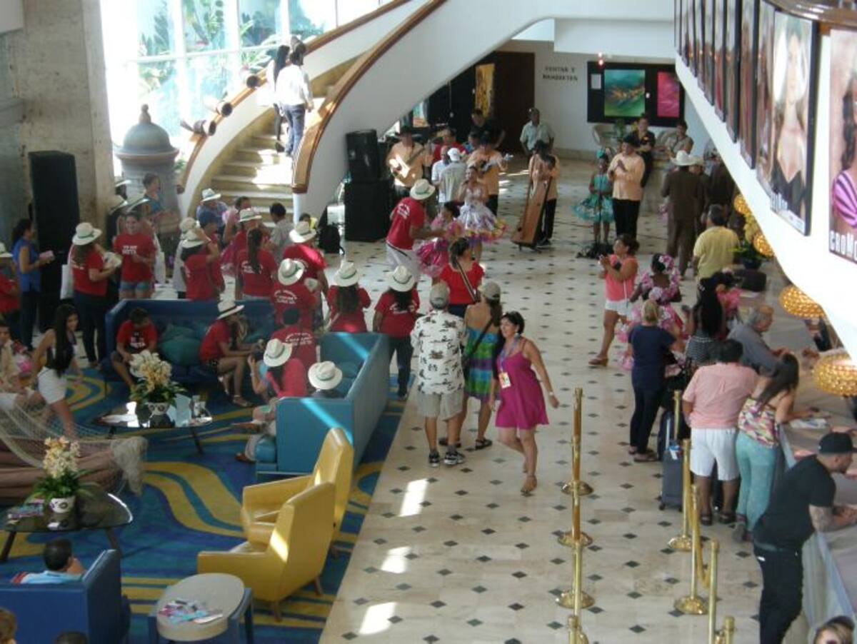 ¡El Meta, con todo…;! Si no fuera por la comitiva de Meta…; el Hilton tendría una vida común y silvestre, como si no estuviera pasando nada con el reinado de belleza…; ¡La comitiva del Meta se vino con todo y es la que está poniendo el sabor…;! Y yo que juraba que por el fenómeno de El Niño ese departamento estaría más quebrado que un bulto de canela…; pero no…; Ya hasta tengo a un señorón que me quiere enseñar a bailar joropo…; ¡Buena…; llaneros…;!