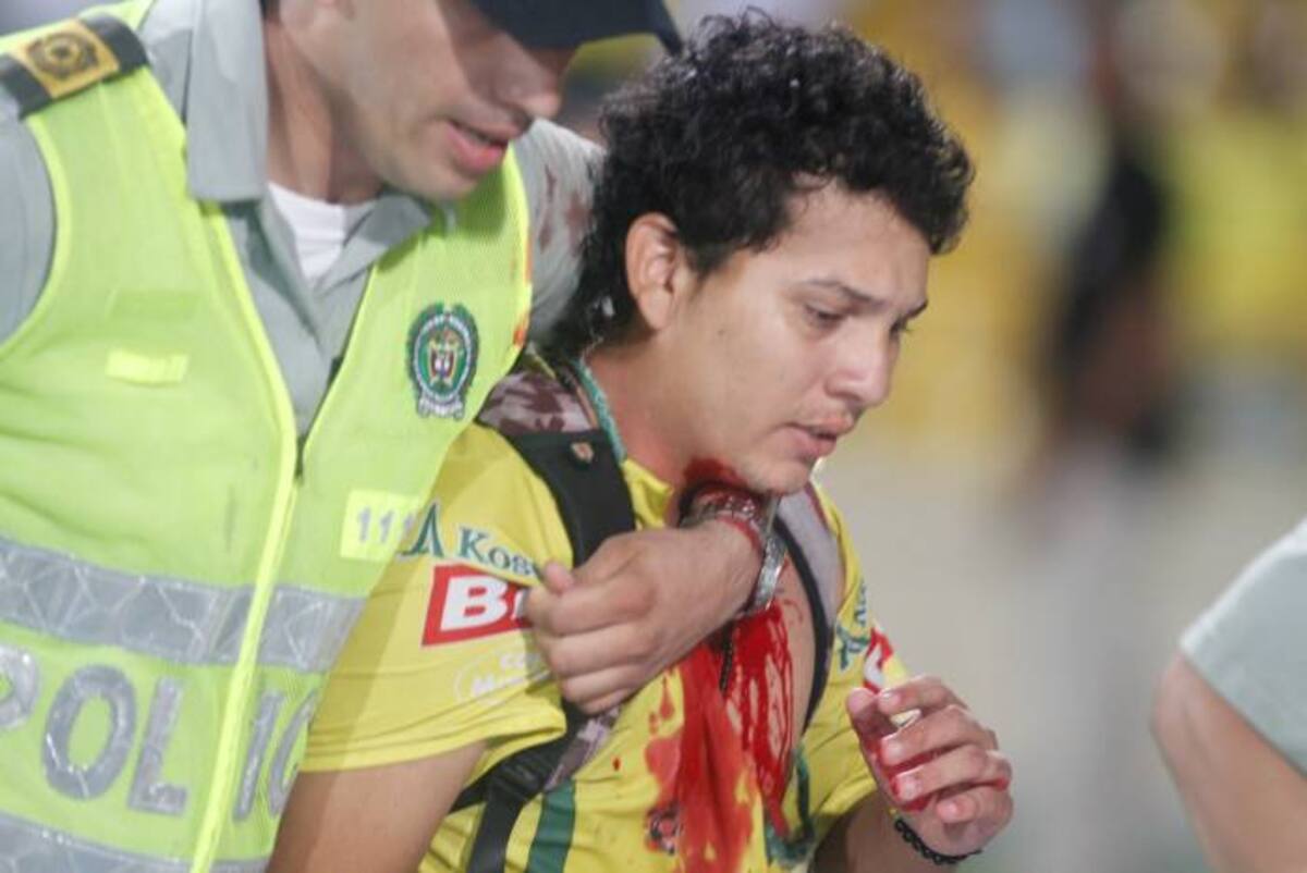 En el minuto 39 de la segunda parte, los aficionados ubicados en las gradas de la tribuna Sur del estadio Jaime Morón intentaron entrar al campo y disputaron una riña con los agentes de policía. ÓSCAR DÍAZ