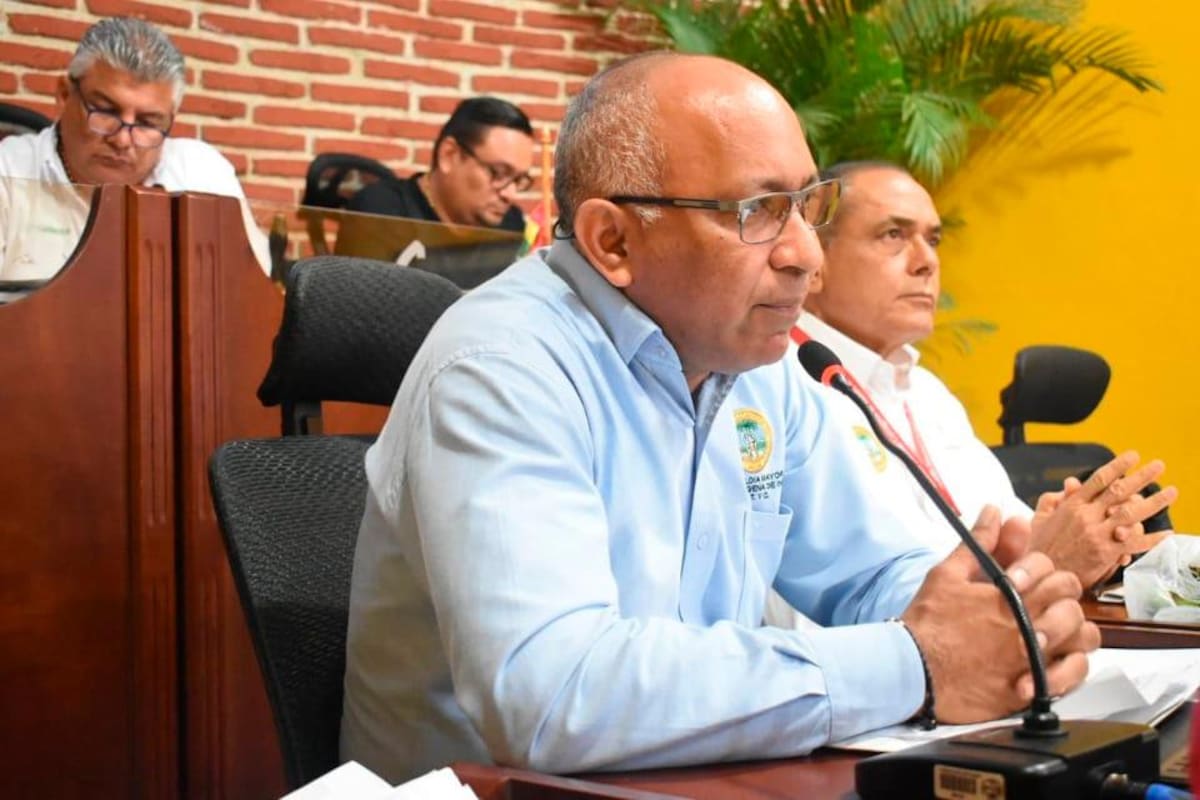 Óscar Marín (arriba), presidente del Concejo, y Carlos Barrios, segundo vicepresidente; Gustavo Martínez, jefe de Presupuesto del Distrito, y William Valderrama, secretario de Hacienda.