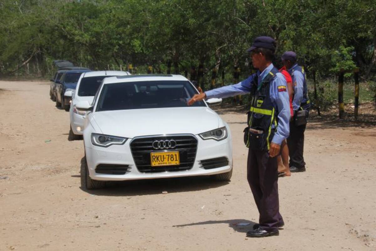 Desde las nueve de la mañana el DATT comenzó a devolver a los vehículos, pues la playa ya estaba llena. KALLINE GIRALDO-EL UNIVERSAL