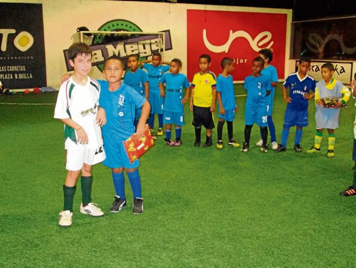 Niños de estratos bajos de Cartagena recibieron regalos navideños de los niños de Bocagrande. PEDRO TORRES, GENTE BAHÍA-EL UNIVERSAL