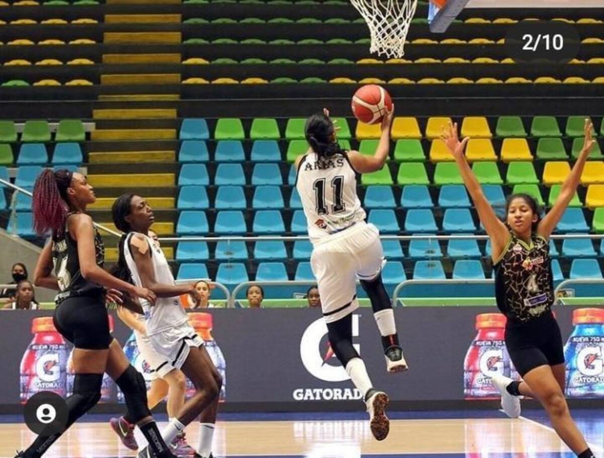Yanet Arias (11) es una de las basquetbolistas referentes de Colombia.
