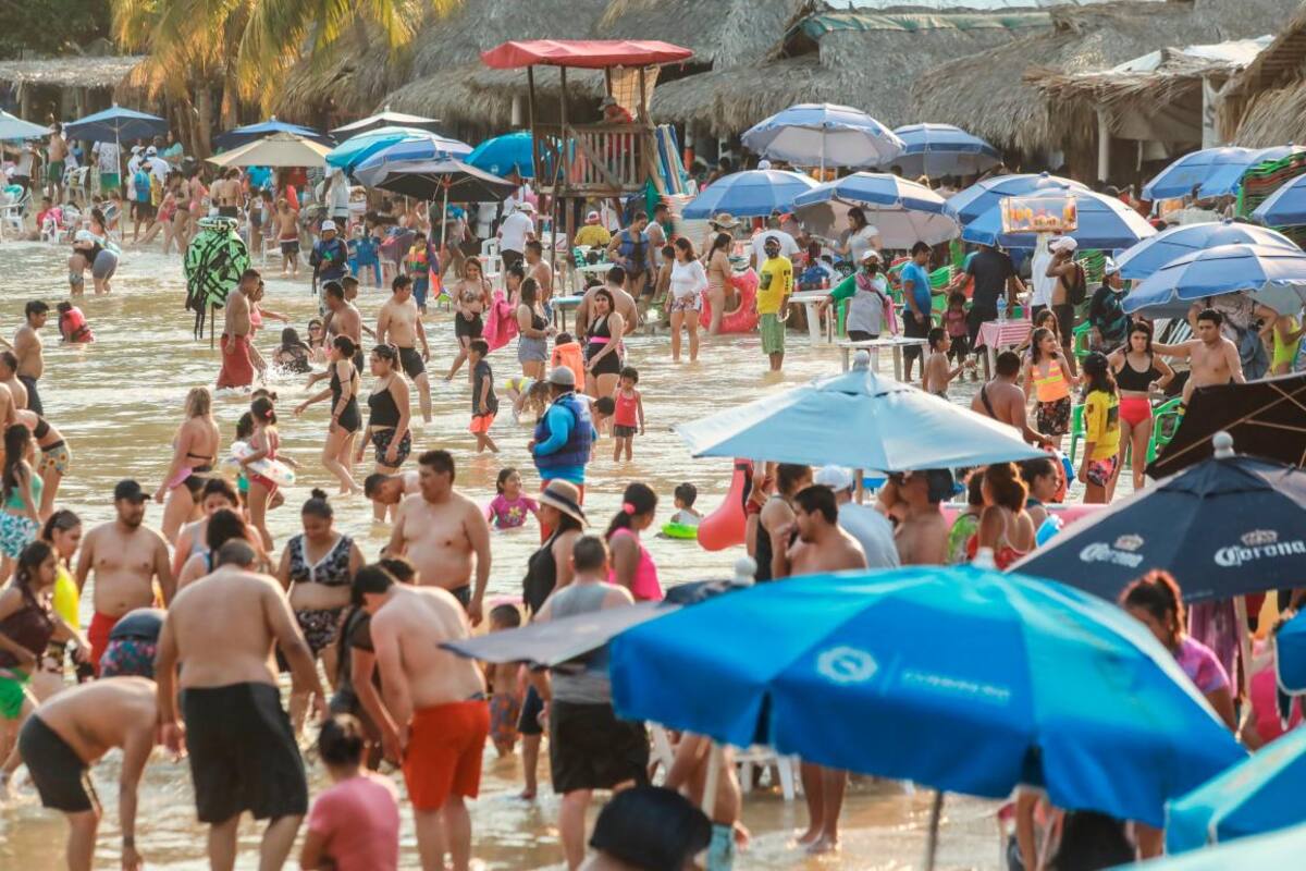 Mexicanos abarrotan el balneario de Acapulco pese a advertencia de nueva ola