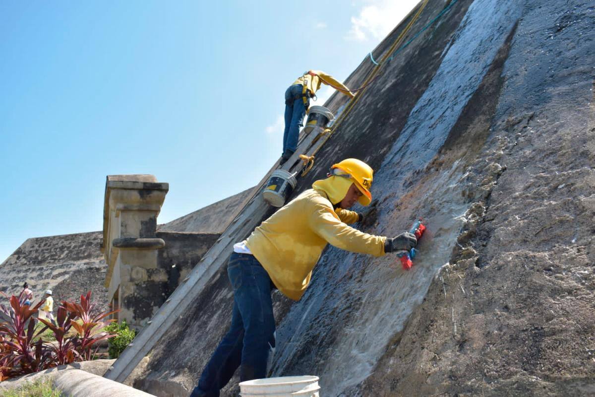 Realizan labores de mantenimiento en las fortificaciones de Cartagena