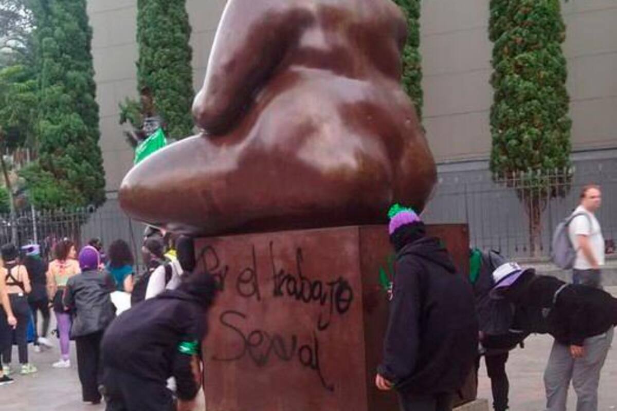 8M en Medellín: vandalizaron esculturas de la Plaza Botero