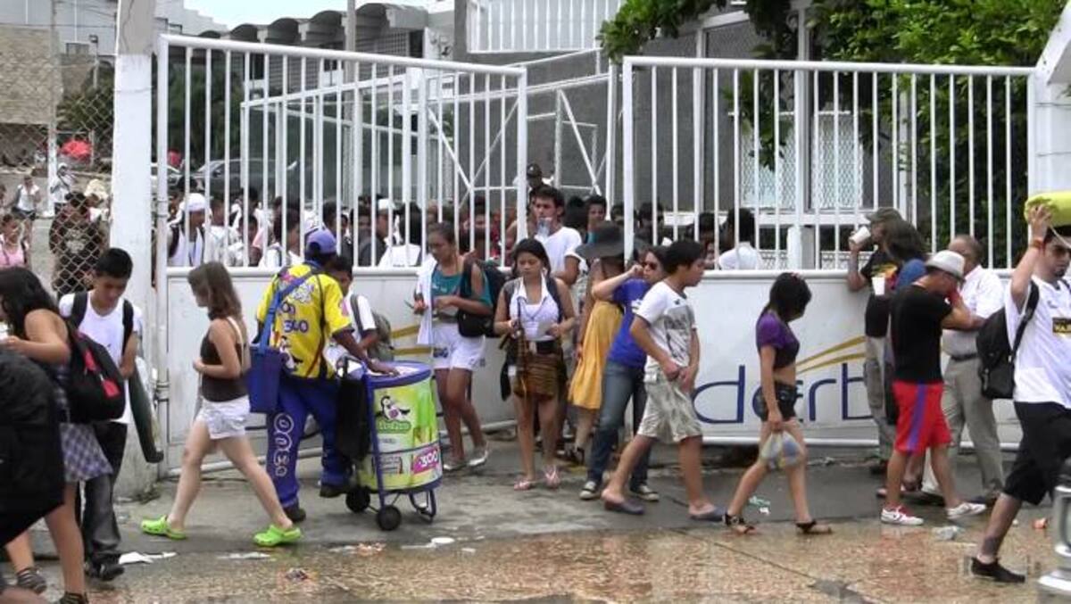 Los activistas políticos entraron anoche sin autorización al escenario deportivo y causaron daños en varias puertas. EL UNIVERSAL