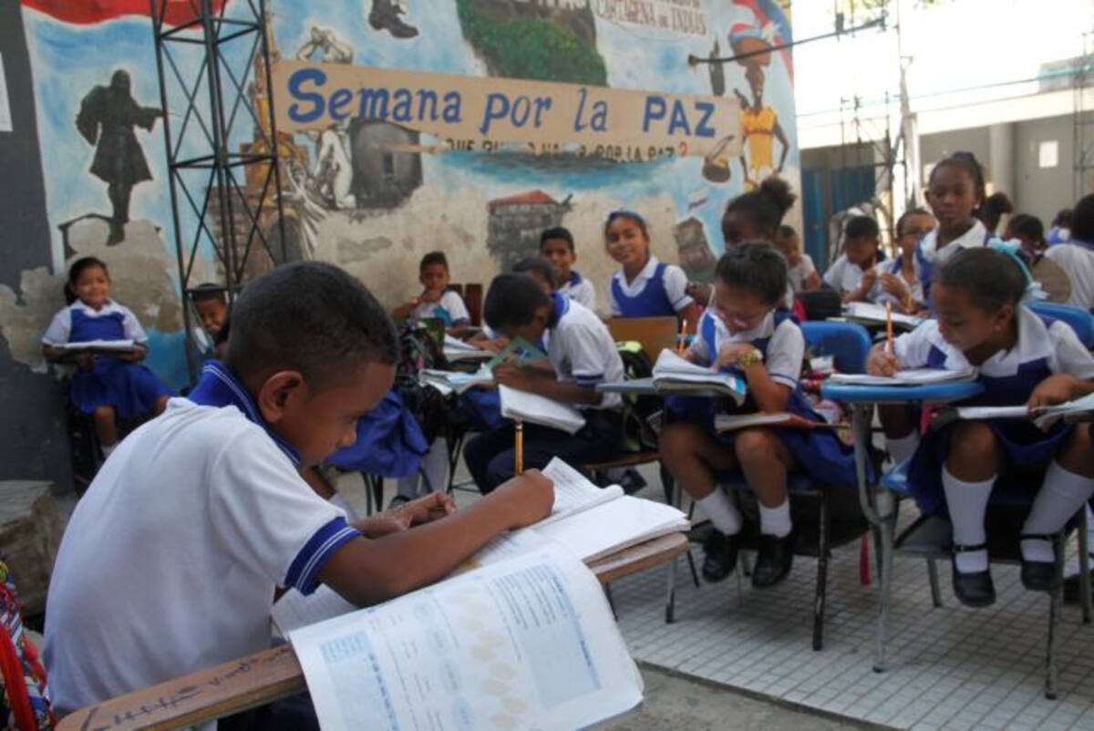 Más de 200 estudiantes deben dar clases en los patios y pasillos del colegio. ÓSCAR DÍAZ ACOSTA-EL UNIVERSAL