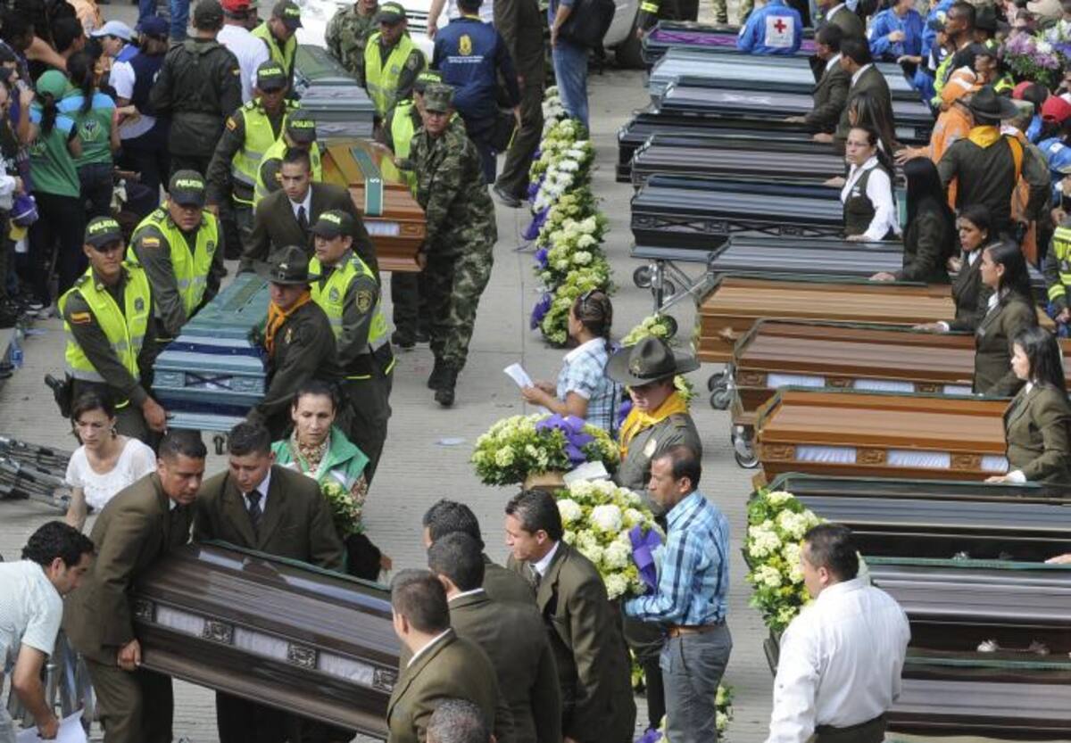 Sepelio colectivo en Salgar. AP y AFP