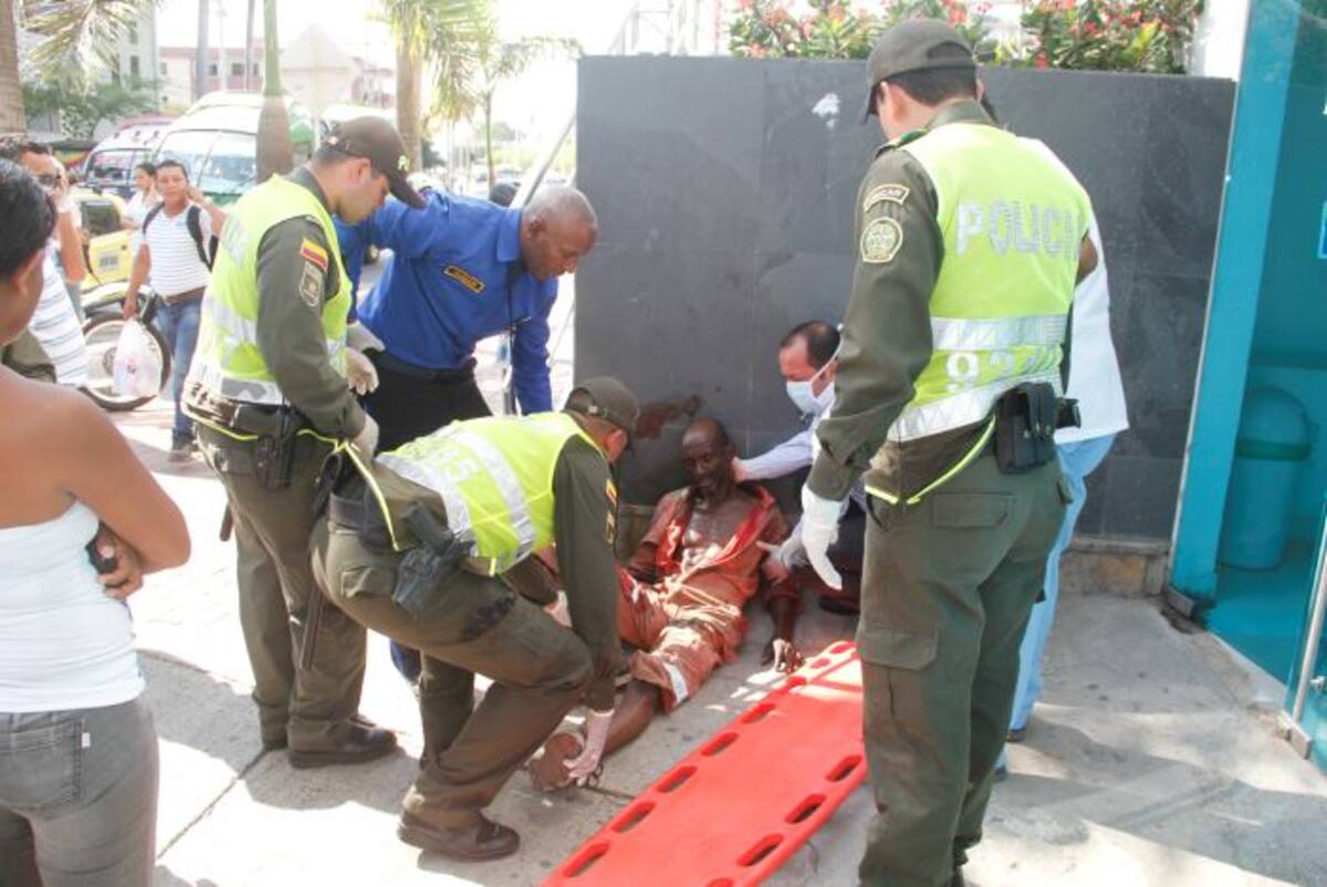 A pesar de estar casi desfalleciendo, Amaury Beltrán Viloria esperó al menos 30 minutos a las afueras de la Clínica Cartagena del Mar. Lo atendieron al ver a los medios de comunicación. En la imagen aparece el doctor Roberto Ojeda médico que pasaba por el lugar, quien le prestó la primera atención al paciente antes de ser recibido en esta clínica. ÓSCAR DÍAZ ACOSTA