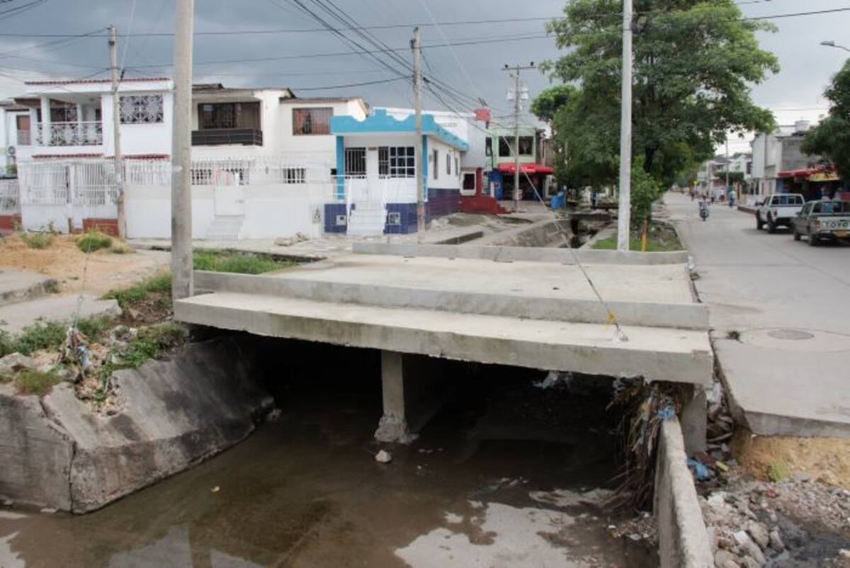 Puente inconcluso en el barrio El Socorro. Julie Parra Benitez - El Universal.