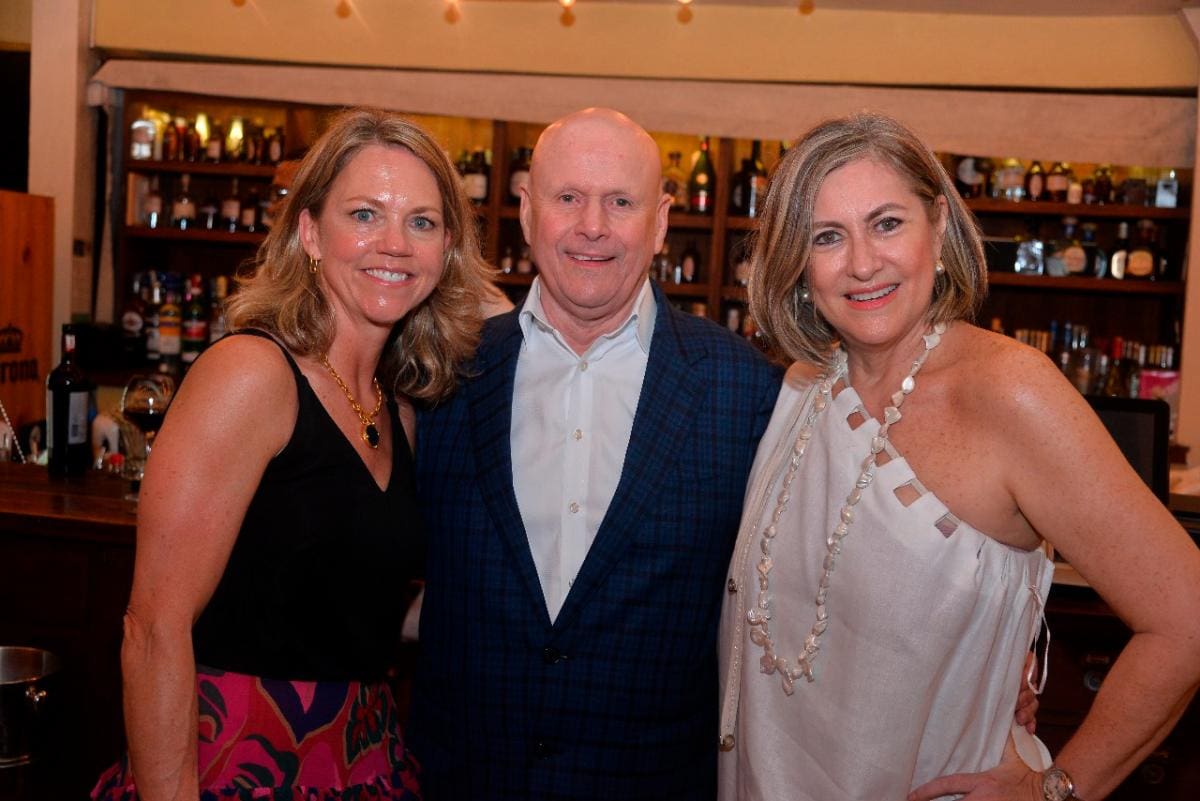 Hillary Pavia, Peter Bates y Carmen Otero.