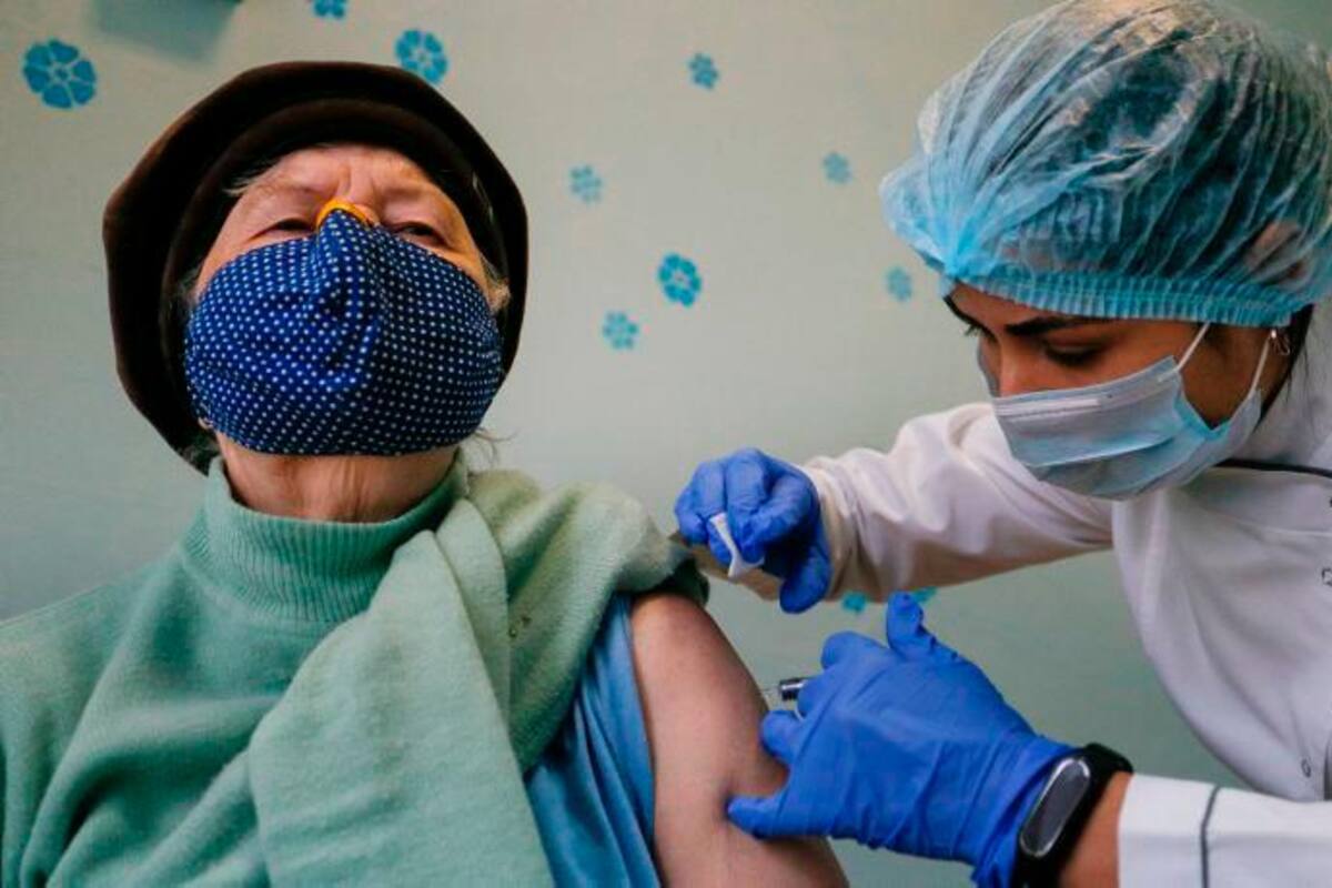 Oxford asegura que su vacuna anti COVID es segura en adultos mayores