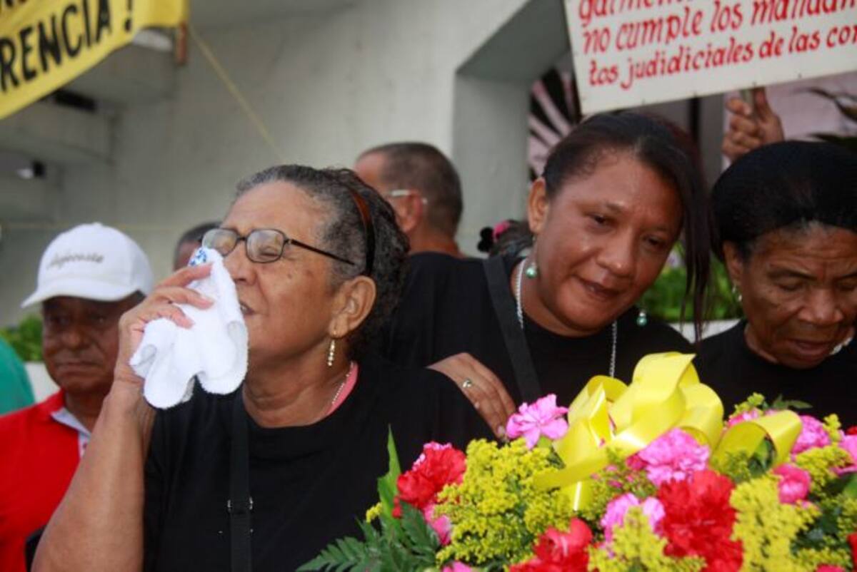 Las viudas se vistieron de luto y lloraron frente a un ataúd para protestar por los supuestos atropellos. Lorena Henriquez Laborde - El Universal