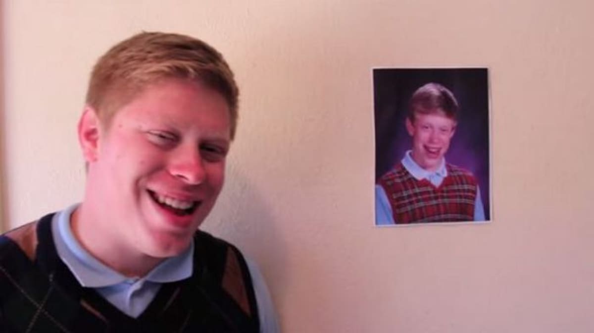 Kyle Craven junto a la imagen que lo hizo famoso. Tomada de Youtube