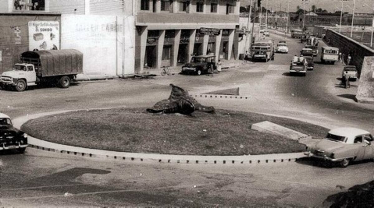 1968-69. Glorieta monumento a los Zapatos Viejos.