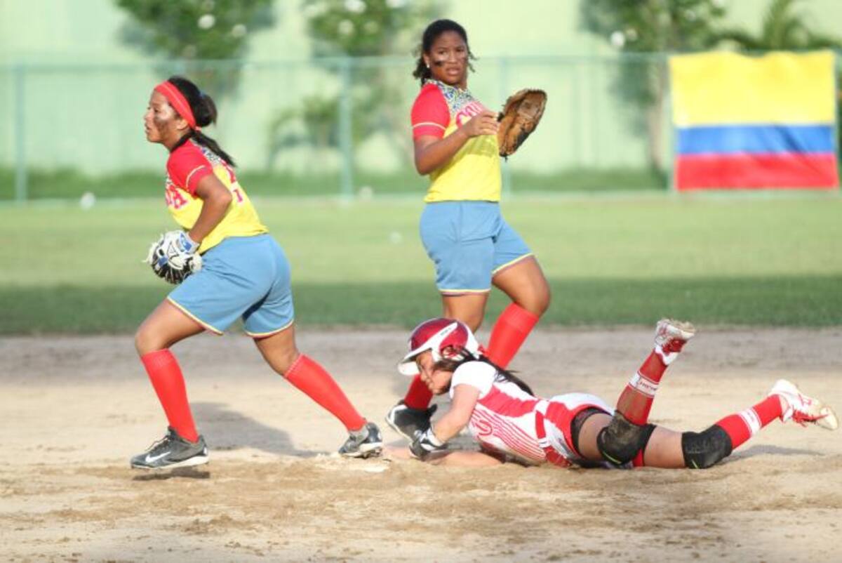 Colombia perdió 12-10 ante Perú, en el Sudamericano de Sóftbol Femenino Sub-18. OSCAR DÍAZ EL UNIVERSAL