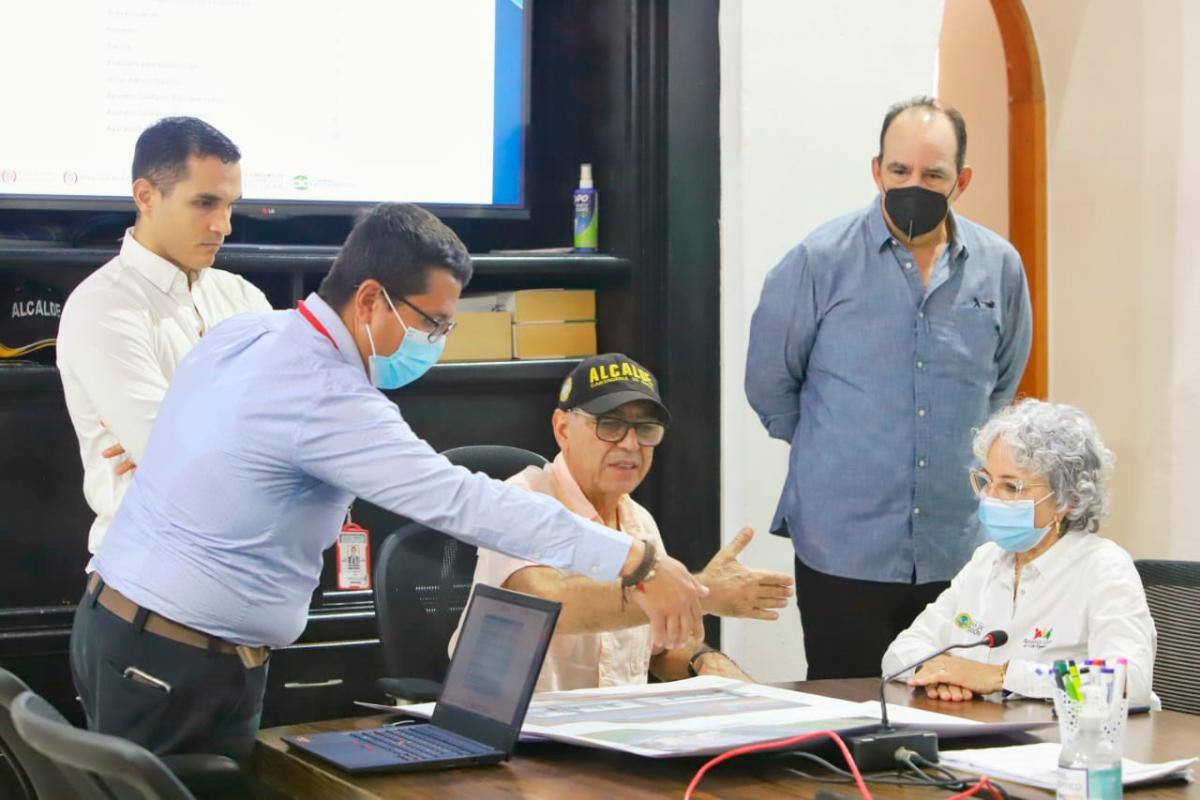 La Alcaldía de Cartagena y las secretarías de Educación e Infraestructura revisaron los diseños de la nueva sede. // Cortesía.