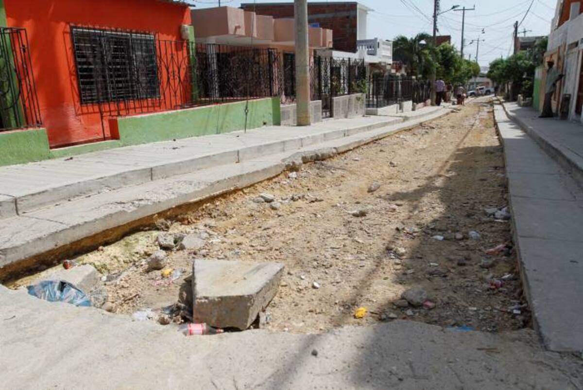 Esta vía que tiene una longitud total de 89,5 metros y 2,80 metros de ancho. Solo tiene la base en zahorra lista, en espera de recibir concreto rígido. AROLDO MESTRE - EL UNIVERSAL