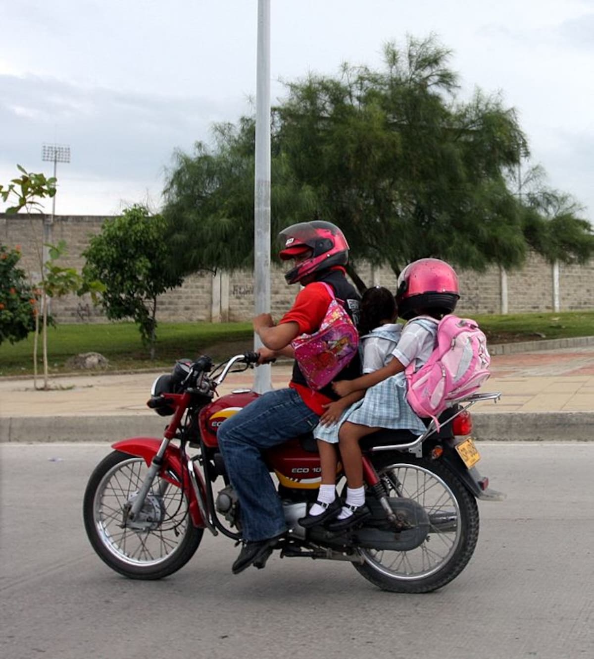 Niños menores de 10 años y las embarazadas no pueden transitar en motocicletas. Archivo