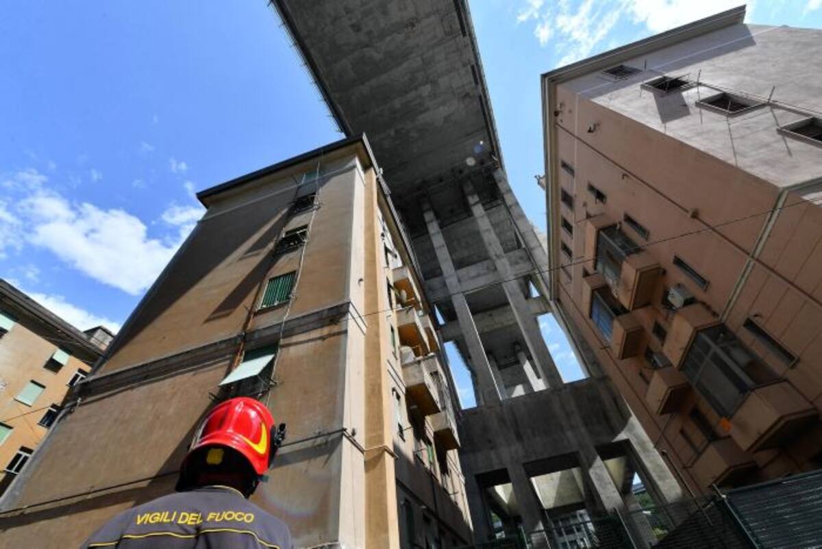 Un bombero contempla los edificios junto al puente que se derrumbó el pasado martes en Génova. EFE LUCA ZENNARO
