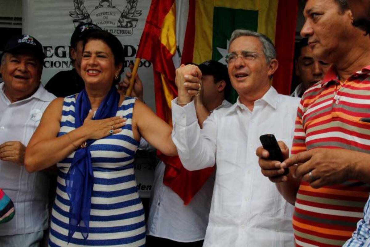 Fernando Benedetti, Gabriel Arango y los senadores, Fernando Araújo y Álvaro Uribe, alzan los brazos de su candidata a la Alcaldía, Gina Benedetti. Kailline Giraldo