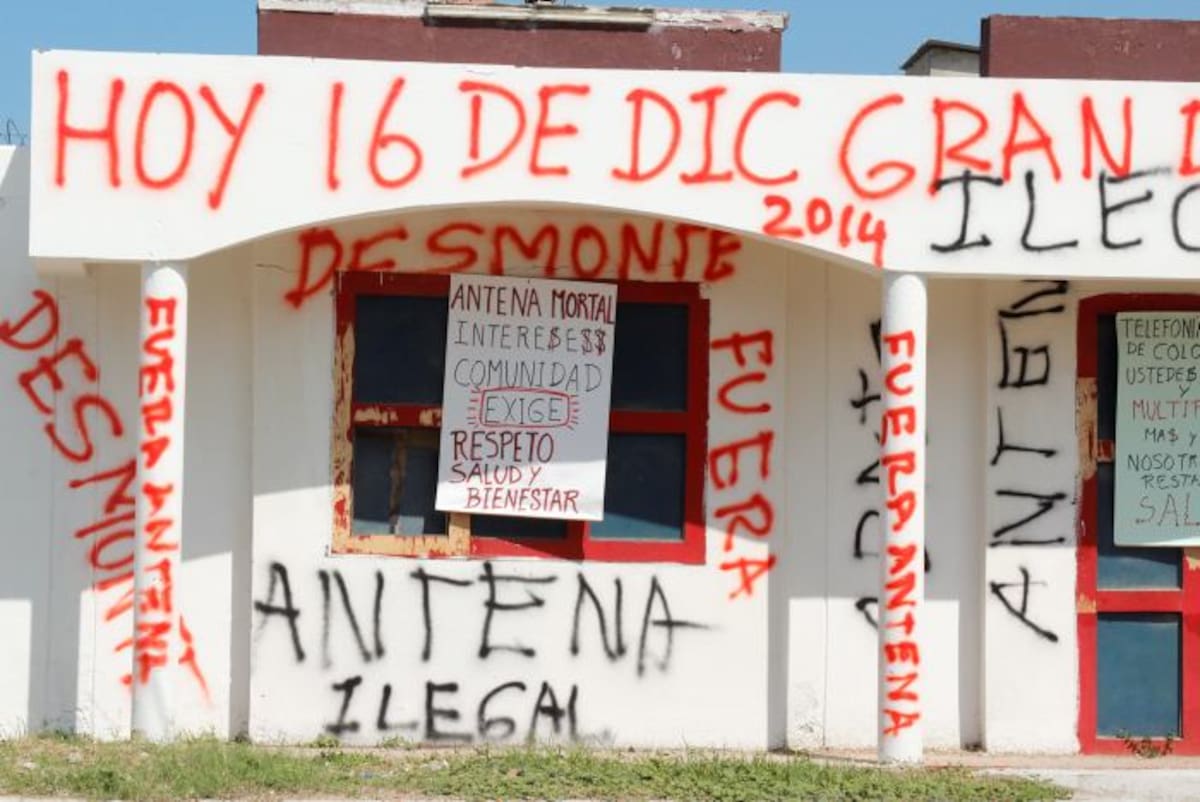 Varios carteles fueron dispuestos en la fachada del lote en el que está la antena. DANIELA BUELVAS - EL UNIVERSAL