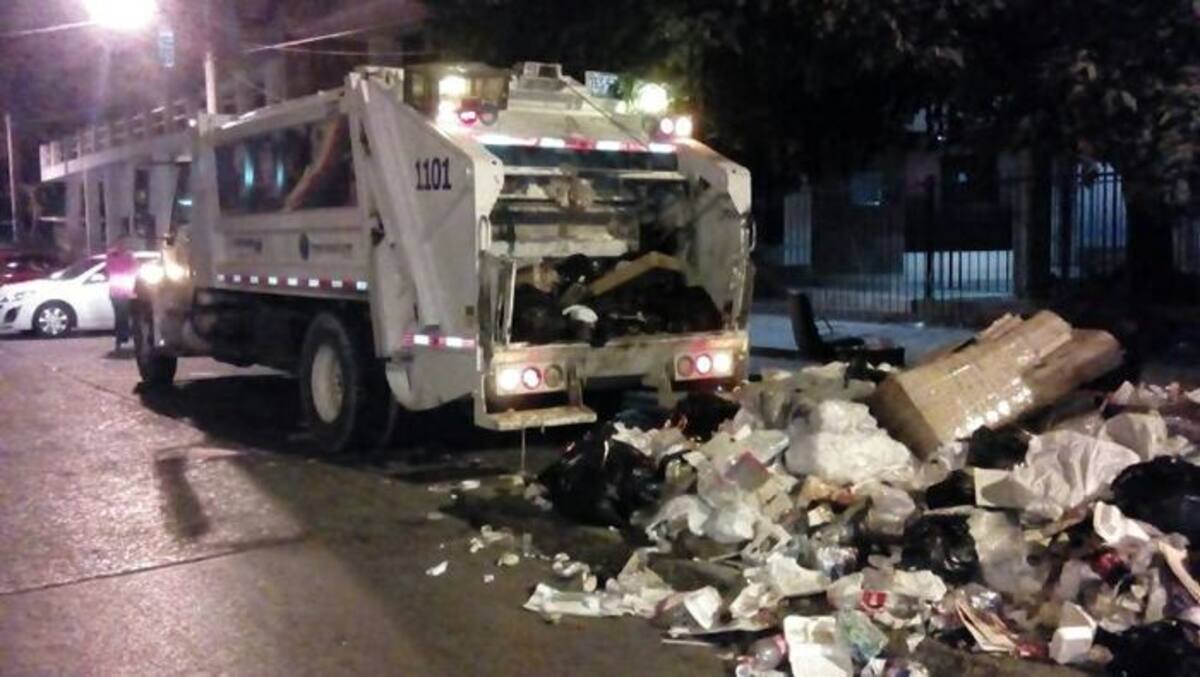 Calle Panamá, durante la labor de recogido de basuras.
