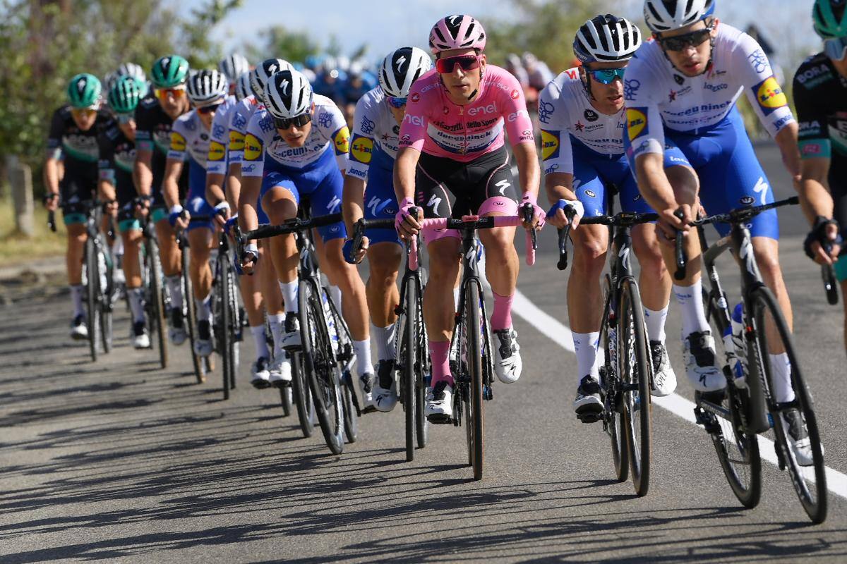 Alex Dowsett gana en solitario la 8ª etapa del Giro de Italia; Joao Almeida sigue líder