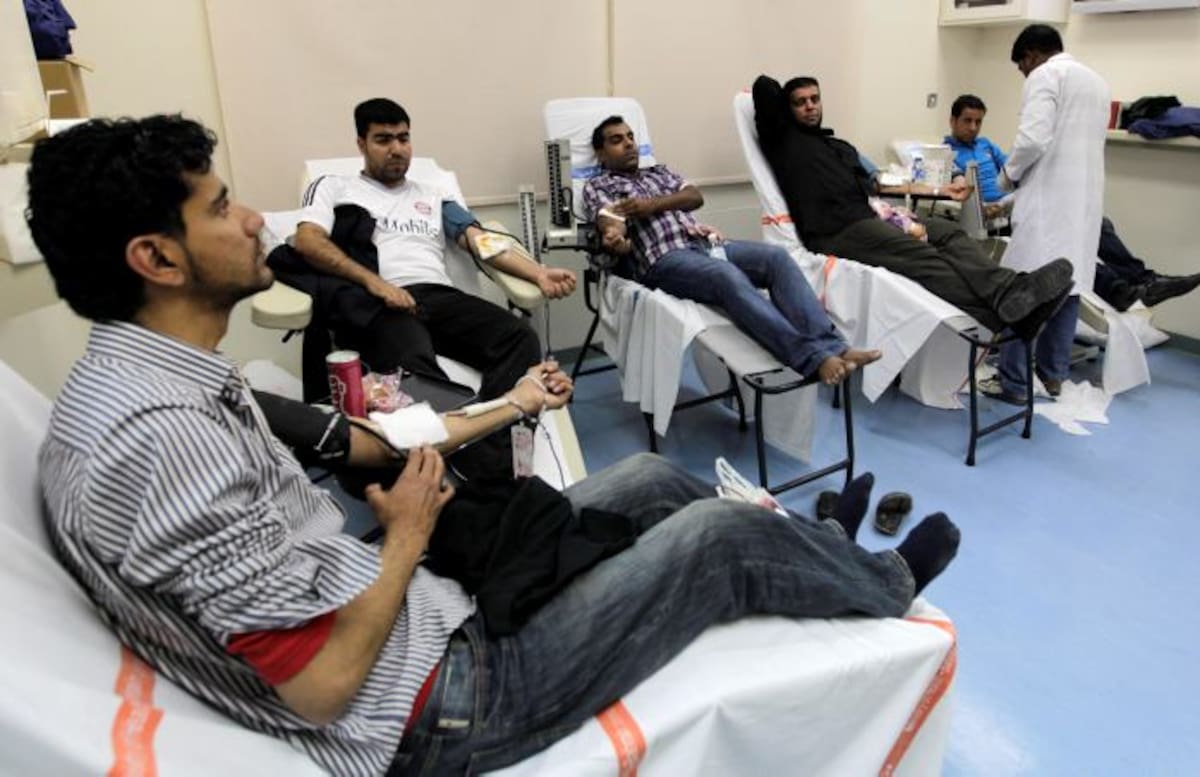 Voluntarios donan sangre en un hospital de Manama. AP Hassan Ammar