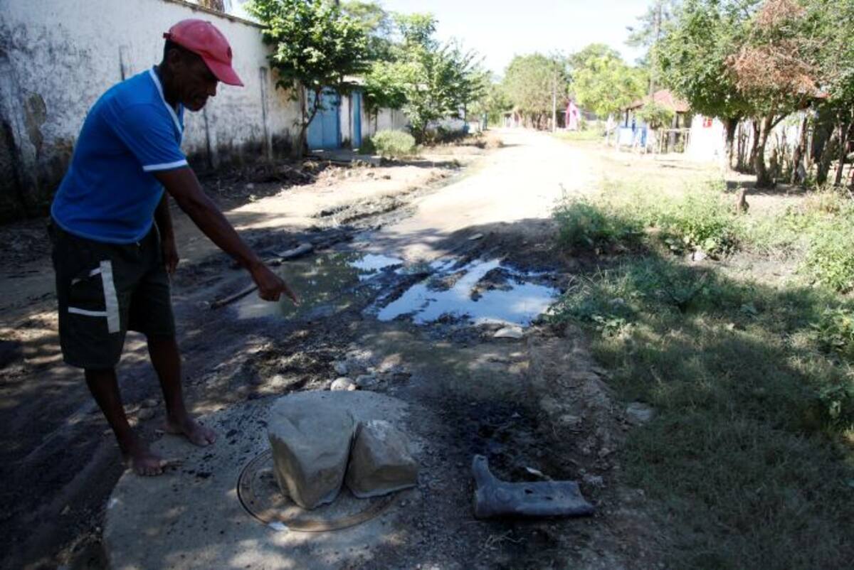 Fernando Soto tuvo que poner una piedra sobre la tapa para evitar el rebosamiento de aguas contaminadas. Aroldo Mestre/ El Universal/
