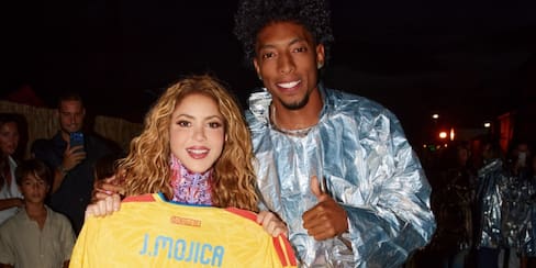 Johan Mojica se encontró con Shakira y le entregó la ‘Tricolor’