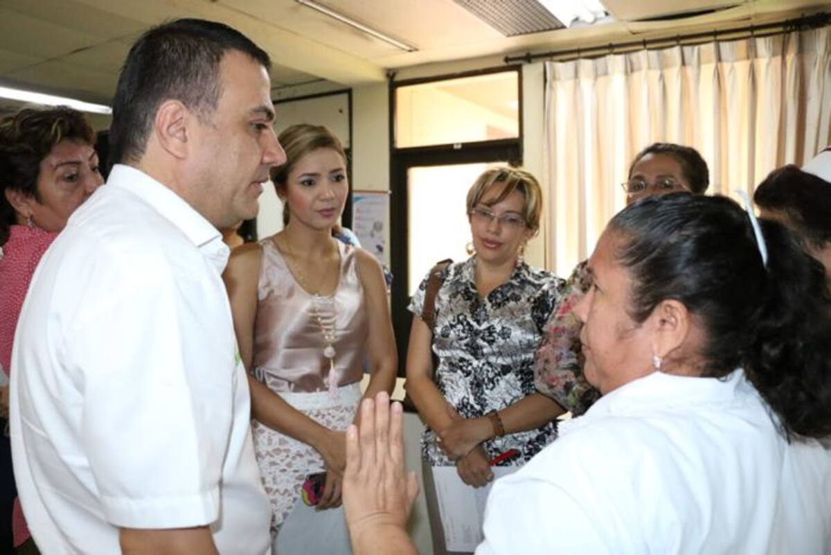 El gobernador Edwin Besaile analiza estrategias para salvar al hospital.