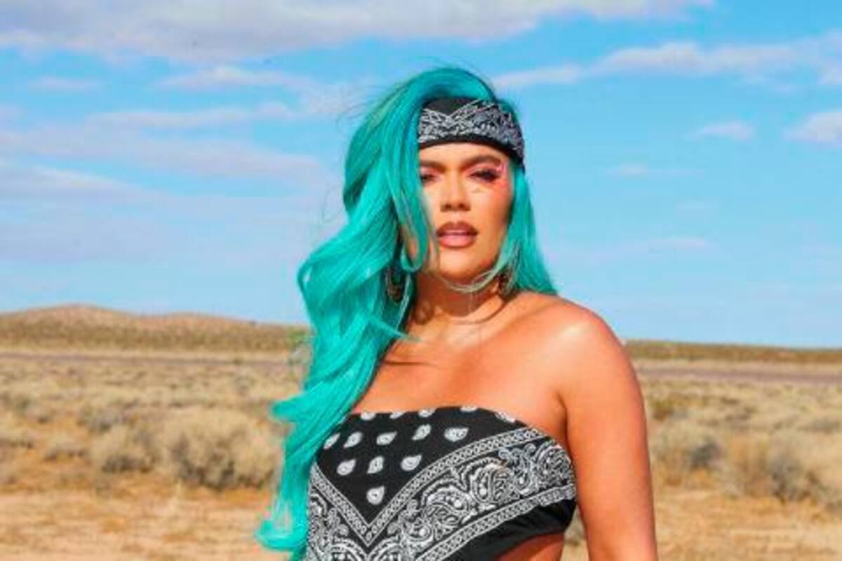 Video: Karol G sufre impactante caída en pleno concierto en Miami