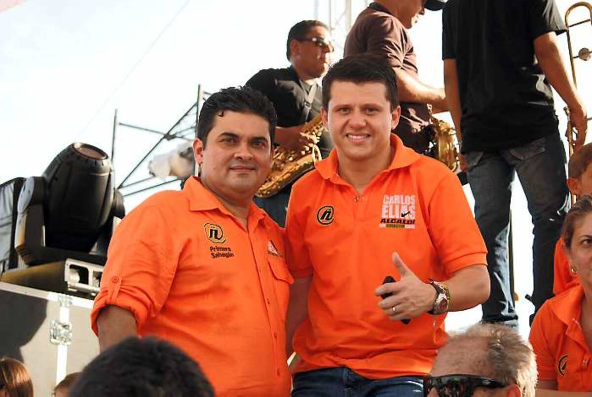 Carlos Elías, candidato a la alcaldía de Sahagún, junto al senador Bernardo Elías.