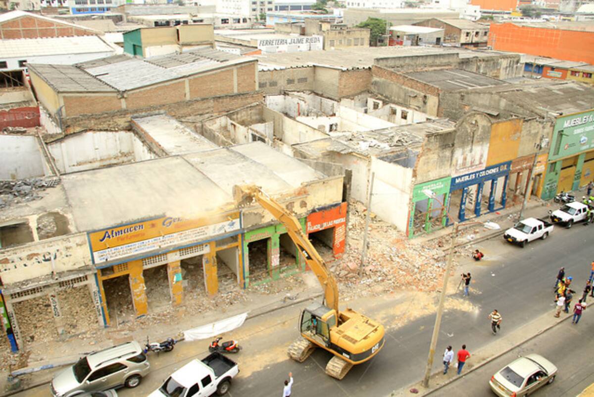 Los trabajos de demolición que se adelantan. COLPRENSA