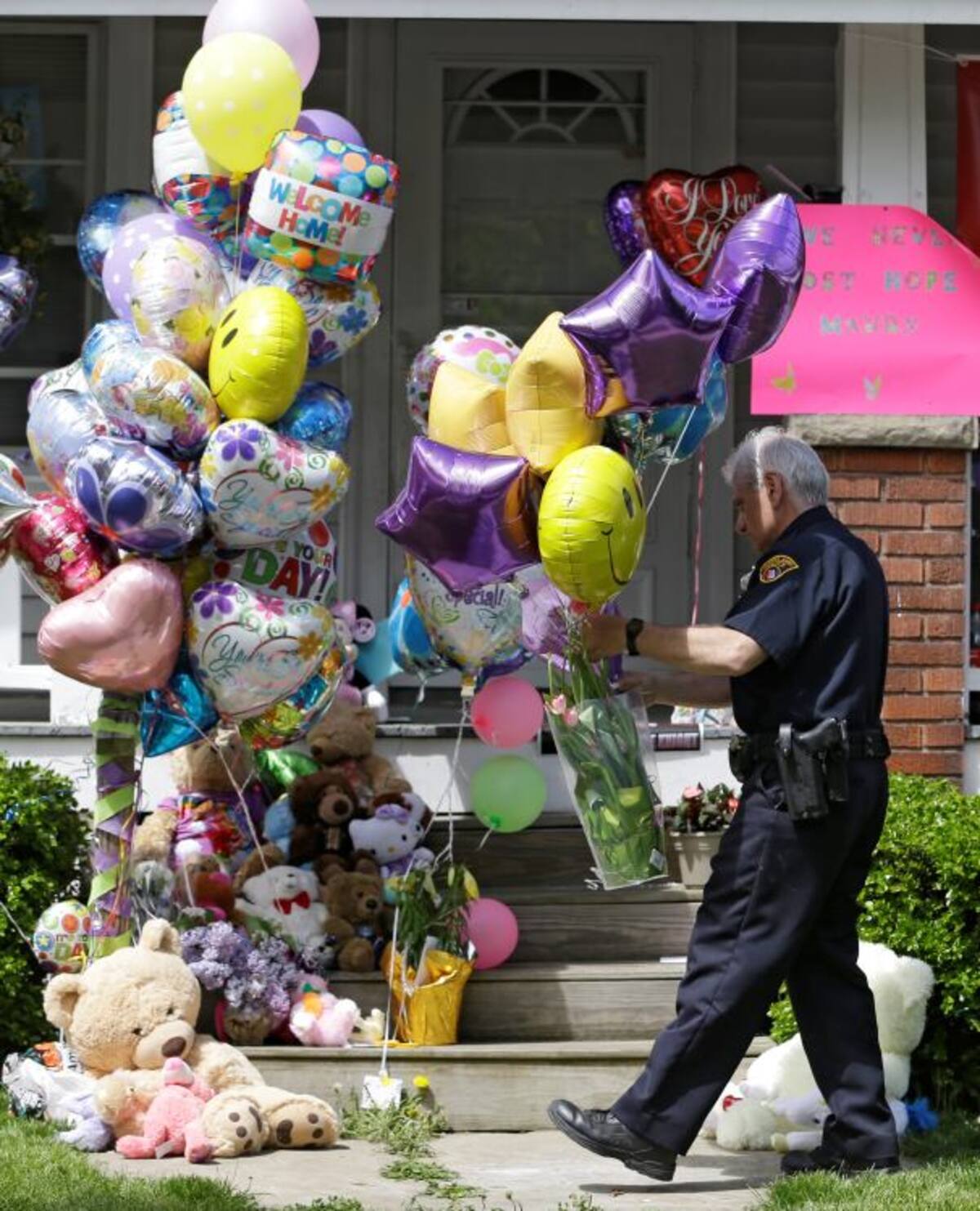 Dos de las tres jóvenes secuestradas por tres hermanos durante una década en Cleveland, regresaron a sus casas este miércoles entre los aplausos y globos. AP Tony Dejak