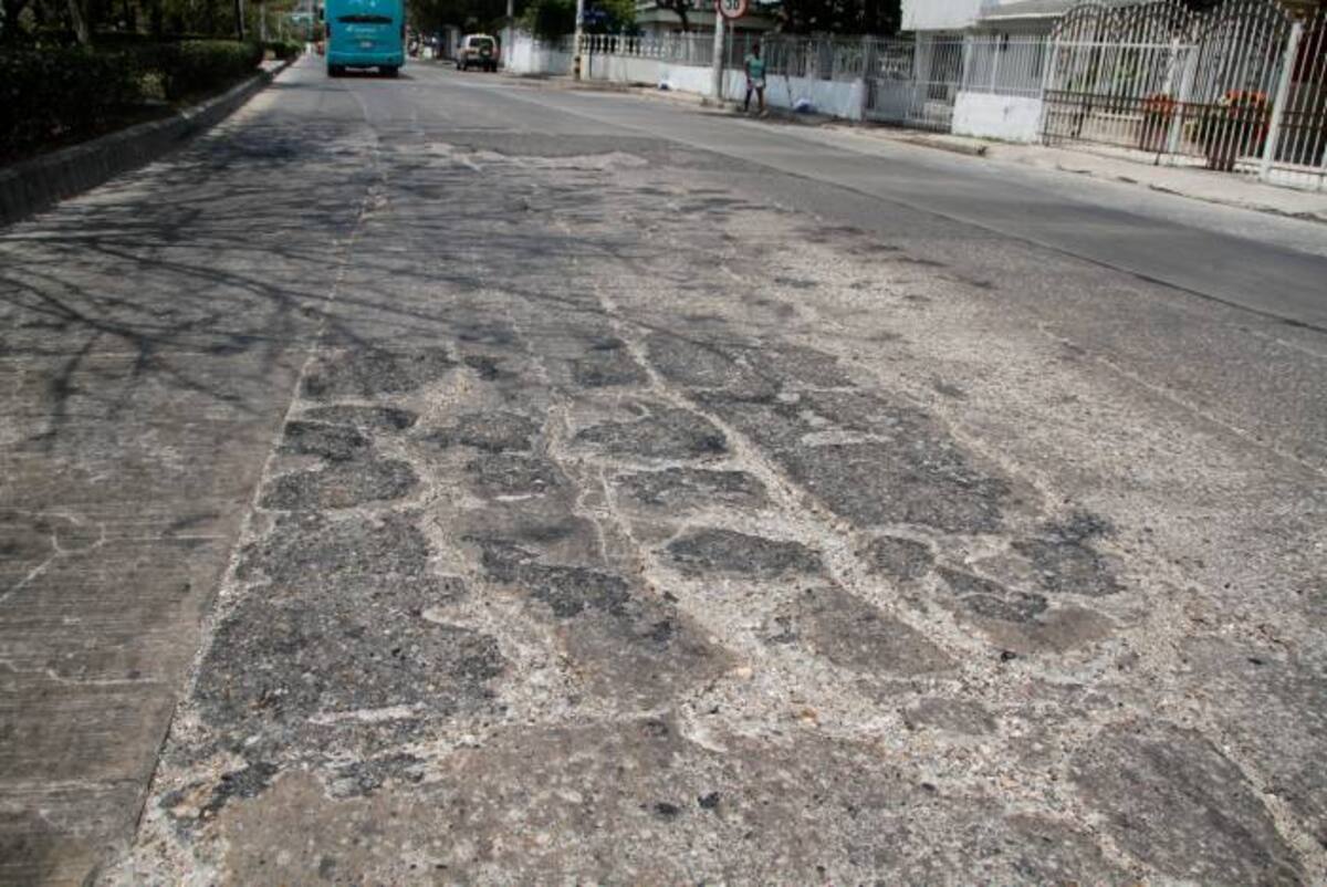 Las lluvias y el rocío constante de agua de mar, son los causantes principales del deterioro del asfalto de la Avenida Santander. ÓSCAR DÍAZ ACOSTA - EL UNIVERSAL