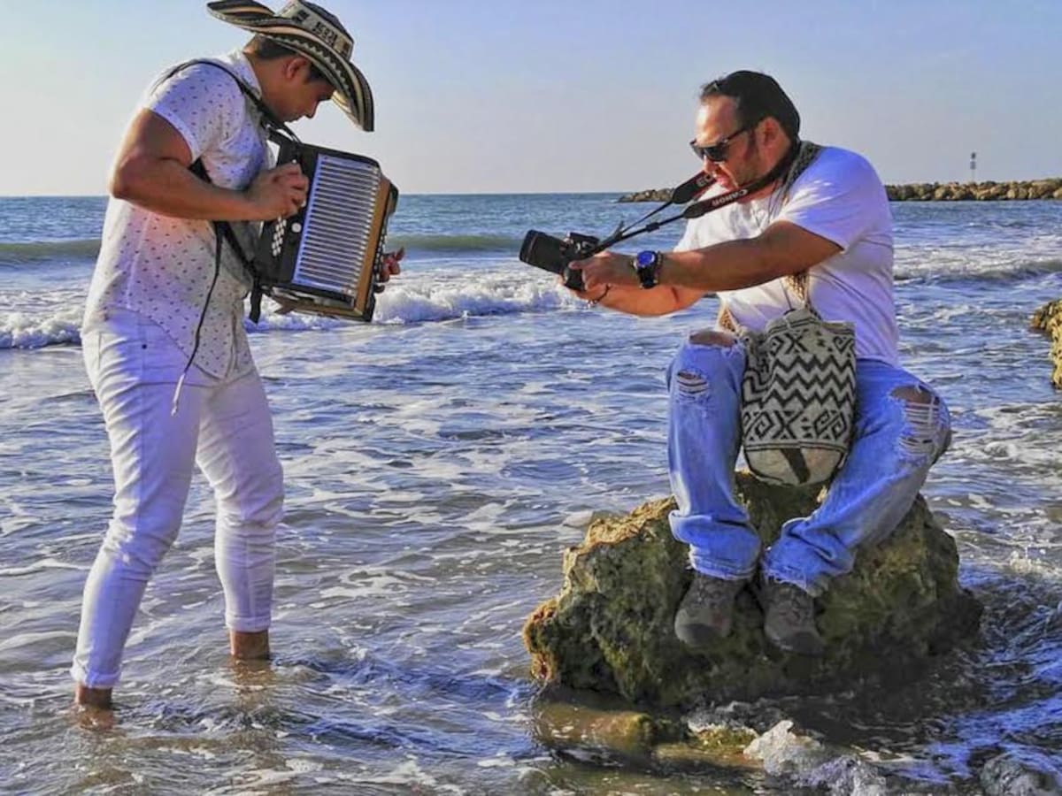 Yeison Landero, nieto del juglar, participando en el documental en las playas de Cartagena. Cortesía